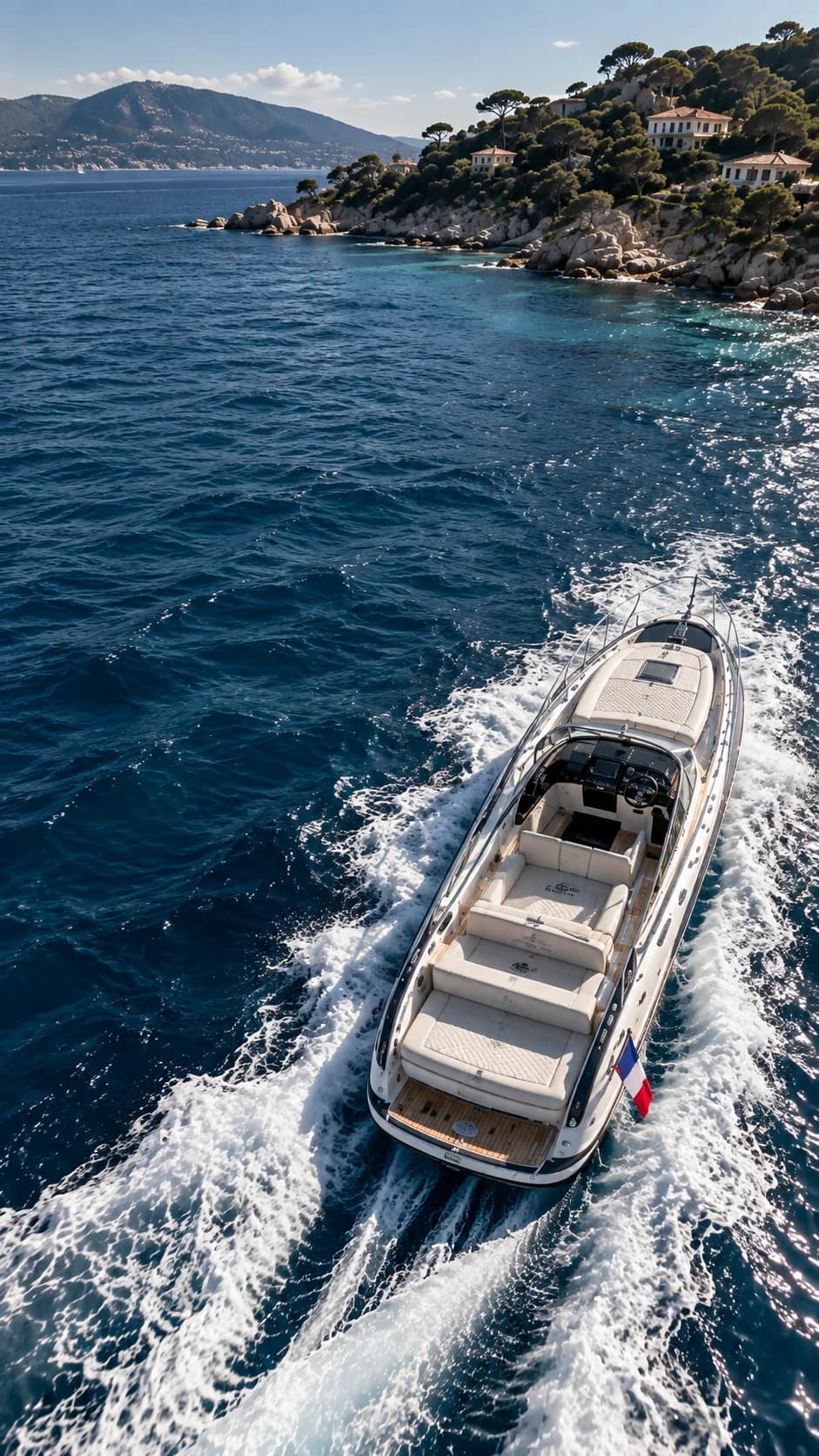 Bateau à moteur filant dans une calanque varoise, bimini et coussins sur mesure